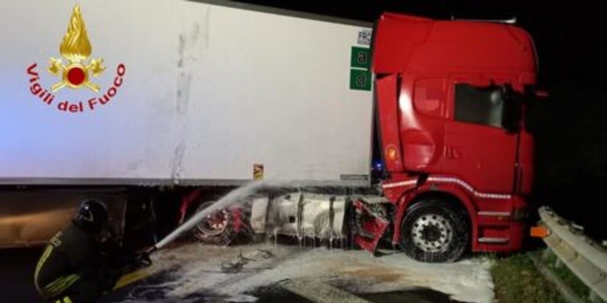 Tir si schianta contro cinque auto: bloccata l’A1 per tutta la notte