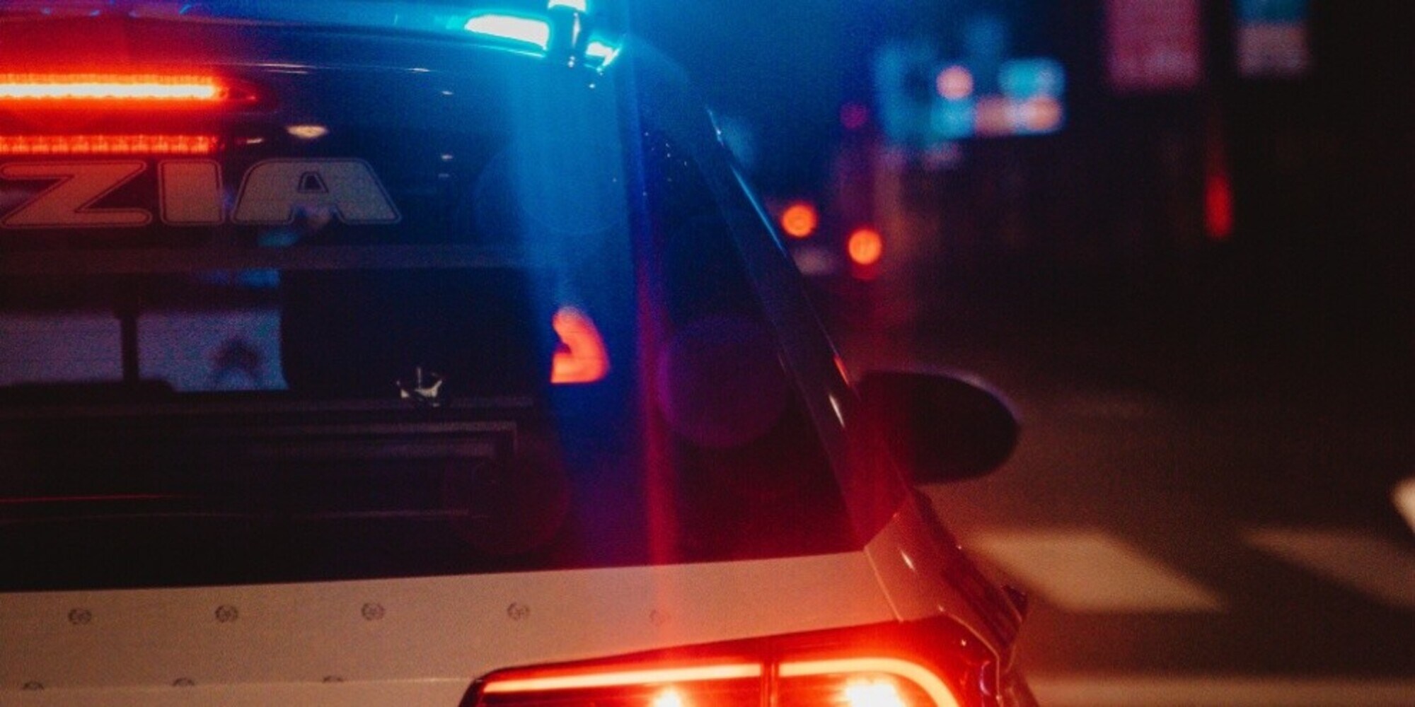 Danneggia capote auto per saccheggiarla: arrestato 19enne