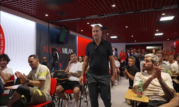 Milan, Cardinale visita la squadra dopo la vittoria nel derby