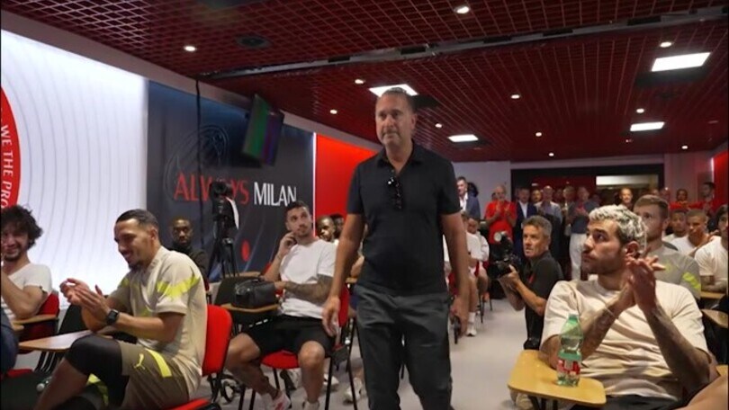 Milan, Cardinale visita la squadra dopo la vittoria nel derby
