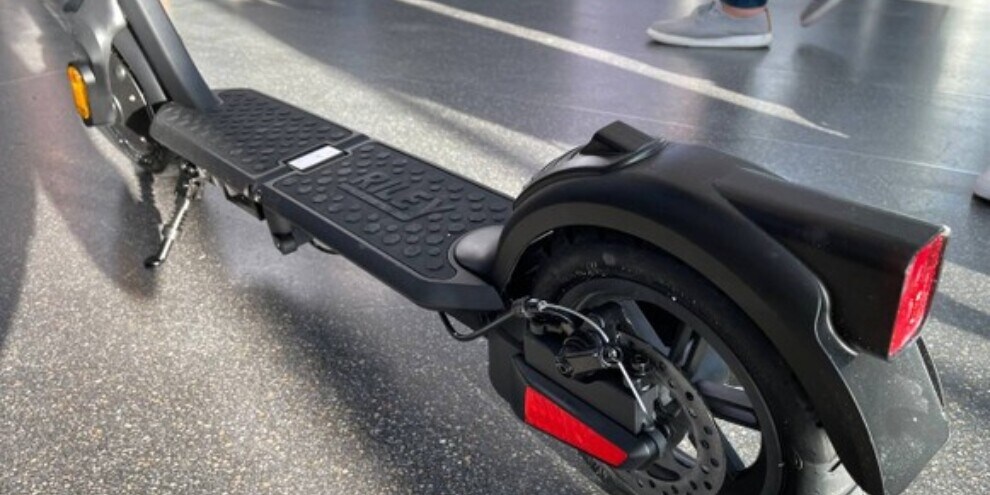 Il monopattino pieghevole che si può trasportare: ecco il Riley RS3