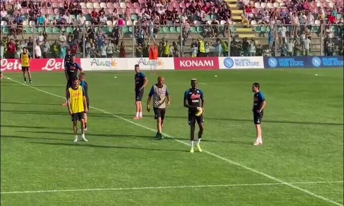 Napoli, Osimhen rassicura: "Torno presto"