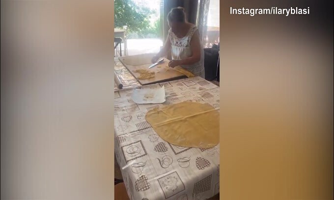 Ilary Blasi si gode le fettuccine della nonna