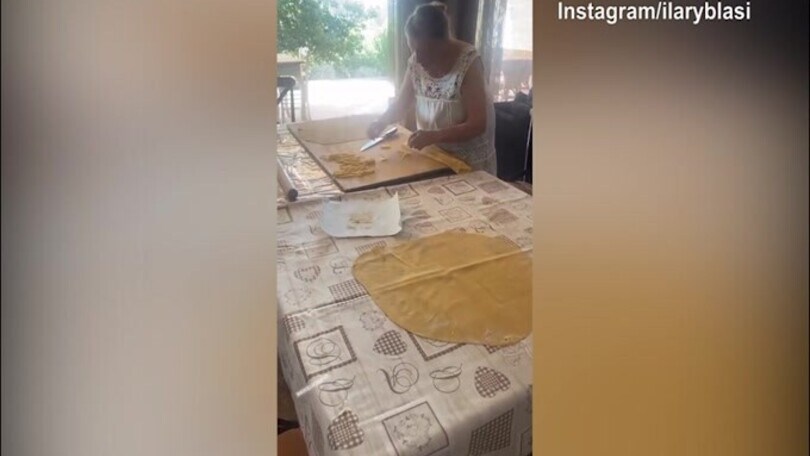 Ilary Blasi si gode le fettuccine della nonna