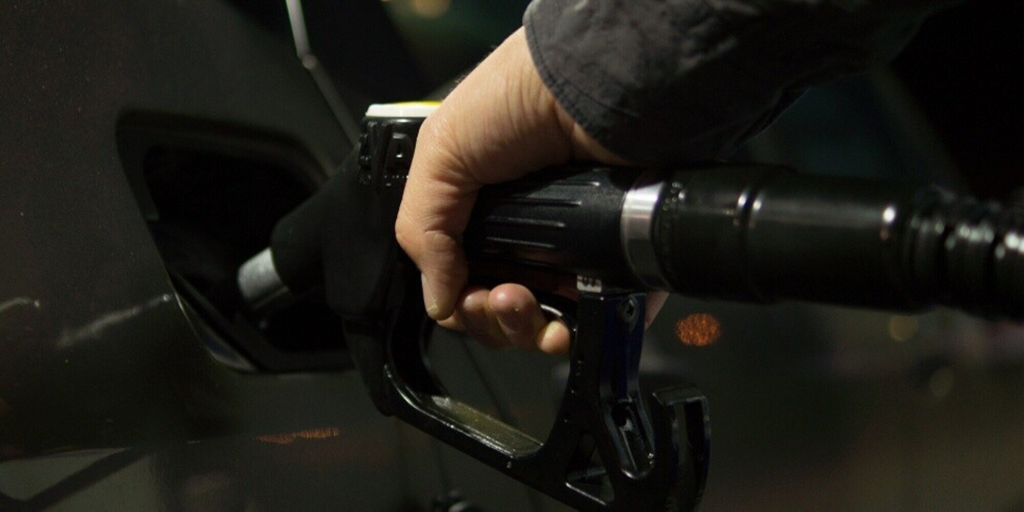 Caro carburanti, gli italiani su Google cercano solo il "distributore più economico"