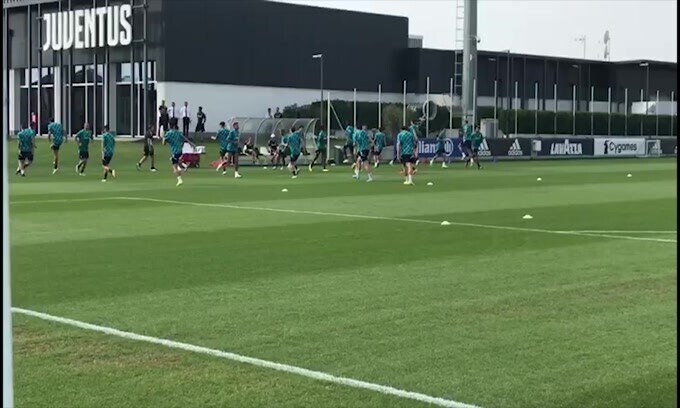 Juve, il riscaldamento pre Benfica