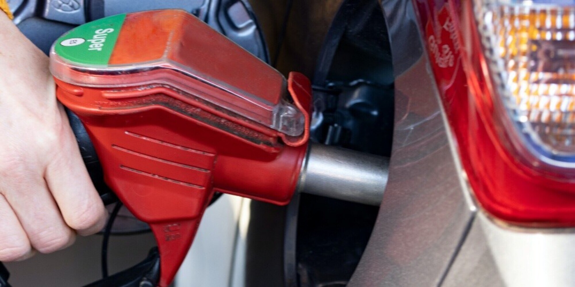 Caro carburanti: prezzi in discesa per benzina e diesel