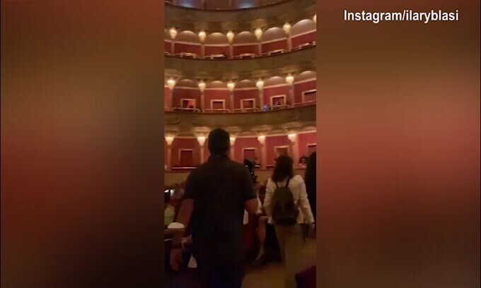 Ilary Blasi, serata a teatro per vedere Eleonora Abbagnato