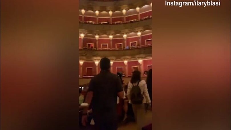 Ilary Blasi, serata a teatro per vedere Eleonora Abbagnato