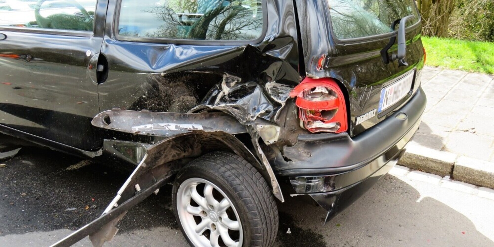 Lanciava pacchi di caramelle alle auto e inventava incidenti: denunciato