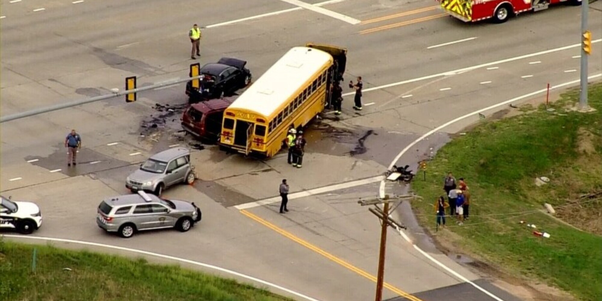 Usa, prende l'auto dei genitori e sbatte contro scuolabus: minore nei guai