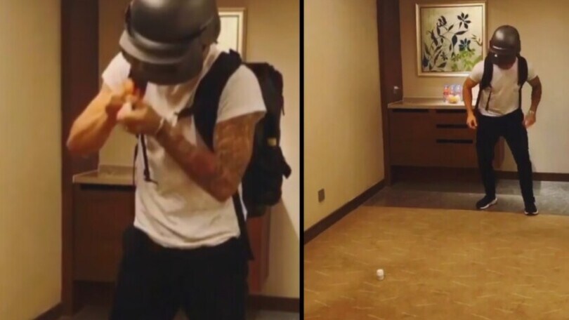 Pato si trasforma in un personaggio di un videogioco sparatutto