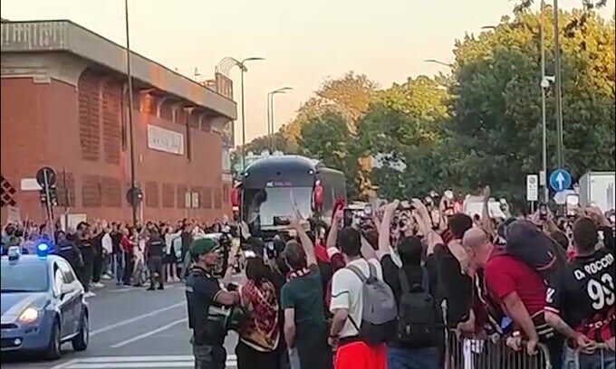 Milan-Napoli, i rossoneri arrivano allo stadio