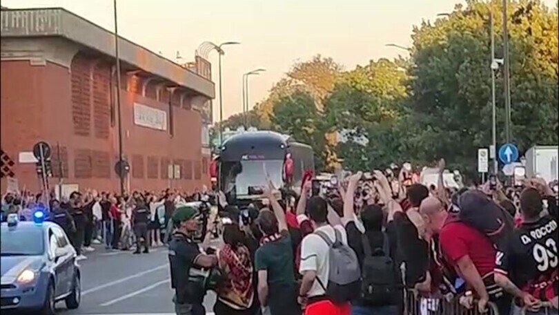Milan-Napoli, i rossoneri arrivano allo stadio