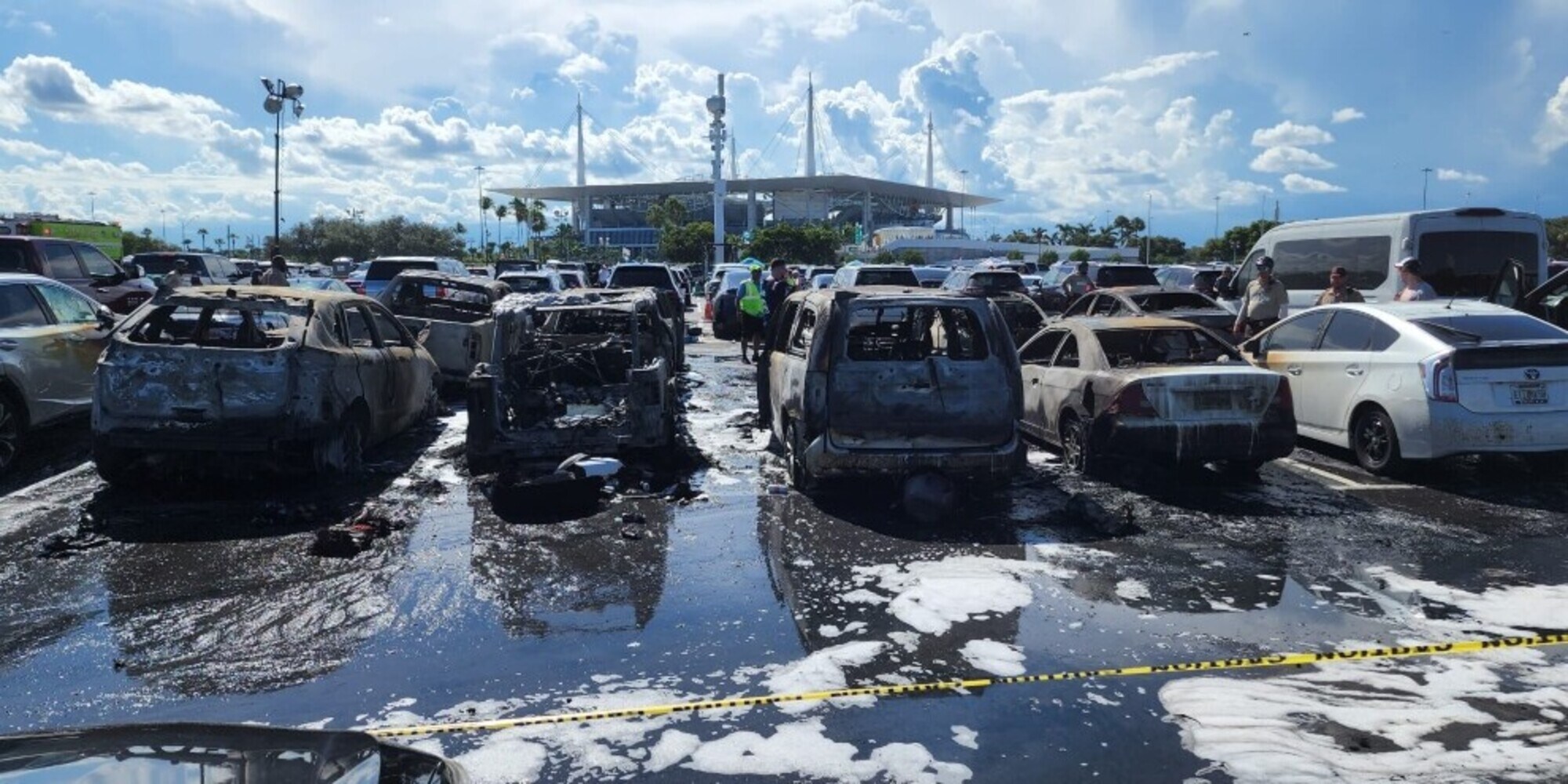 Auto in fiamme nel parcheggio dello stadio: tifoso dimentica barbecue acceso