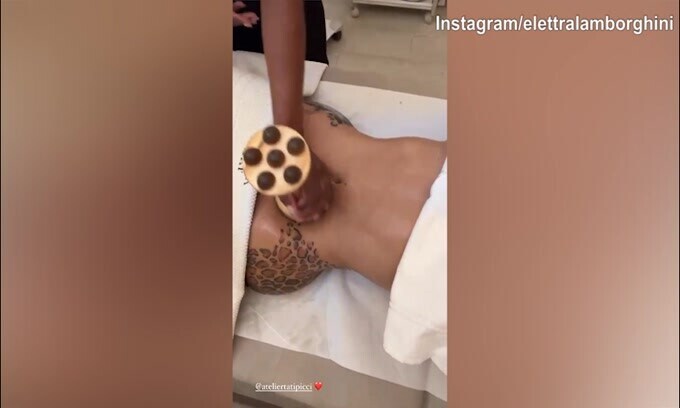 Massaggio rilassante per Elettra Lamborghini