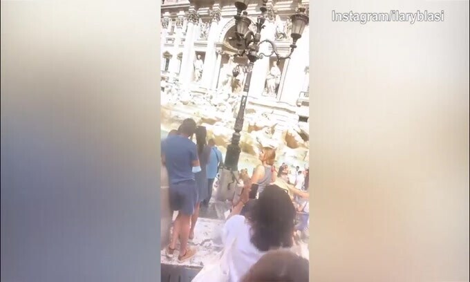 Ilary Blasi e l'amica in visita...alla Fontana di Trevi