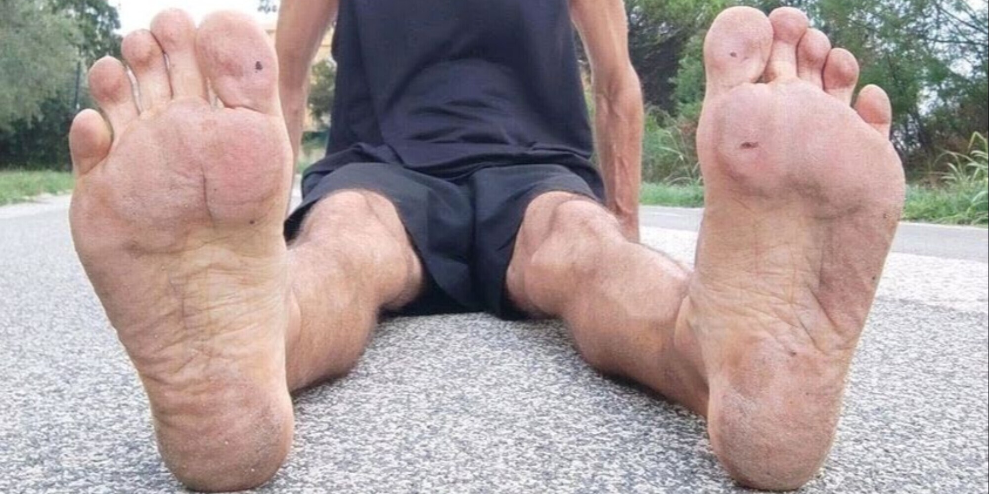 Si può correre a piedi nudi come Abebe Bikila? Per il runner Adriano Bono la risposta è solo sì