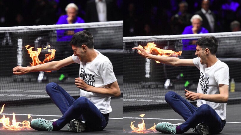 Incredibile protesta alla Laver Cup: ragazzo si dà fuoco in campo