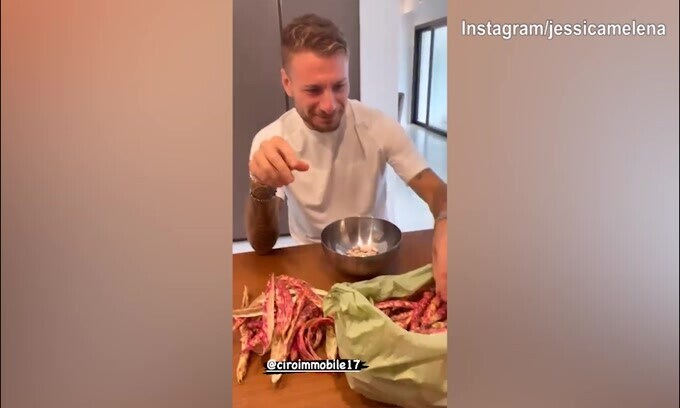 Lazio, Immobile-Jessica sbucciano fagioli insieme