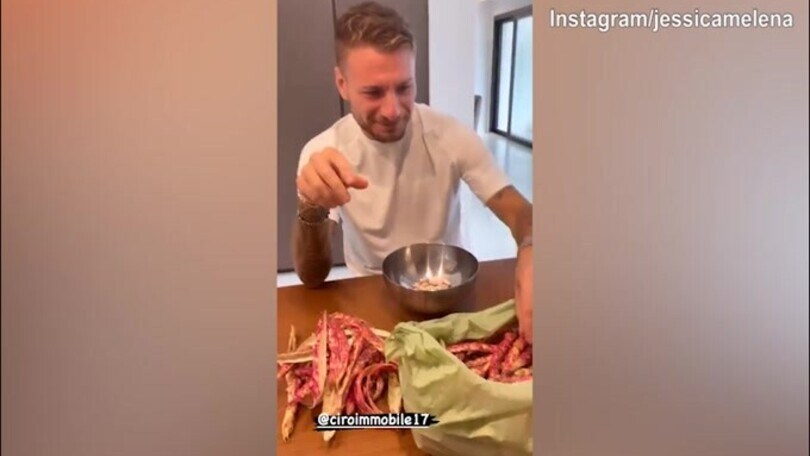 Lazio, Immobile-Jessica sbucciano fagioli insieme