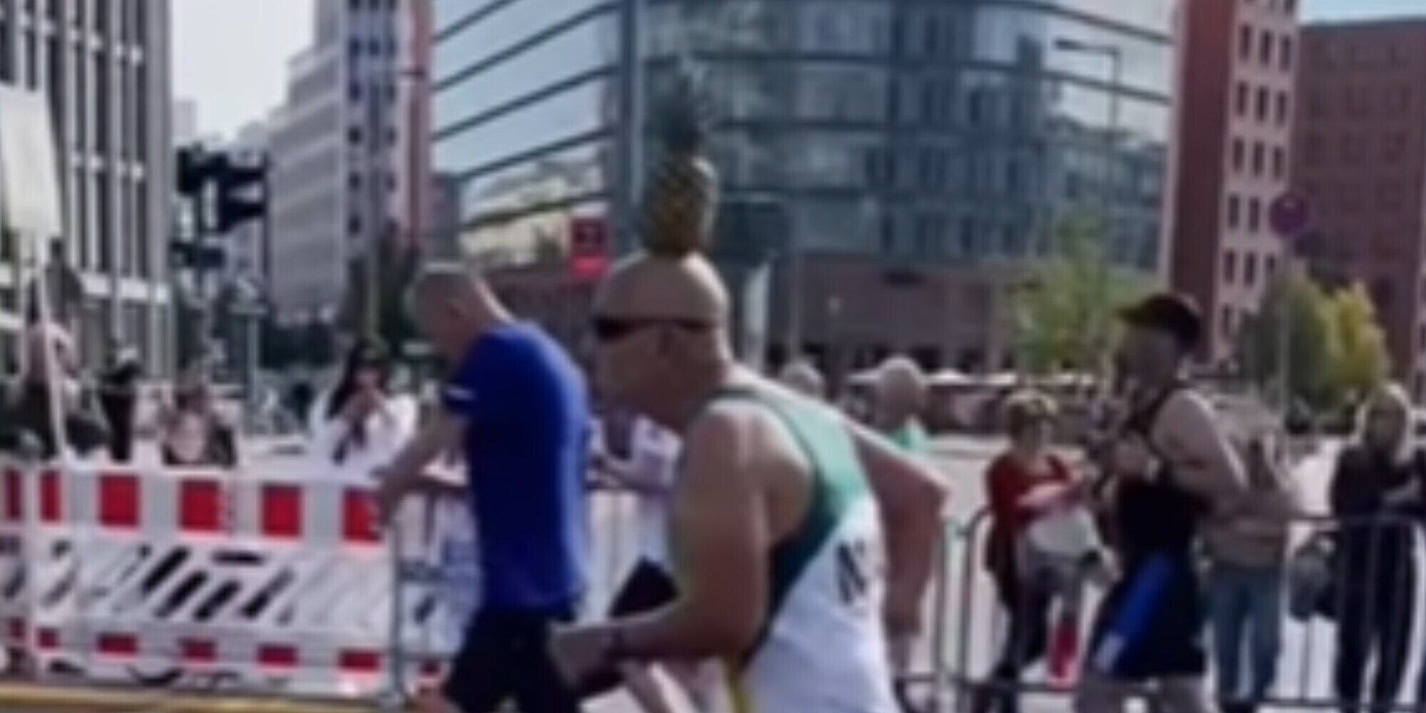 Corre con un ananas sulla testa la BMW Berlin marathon