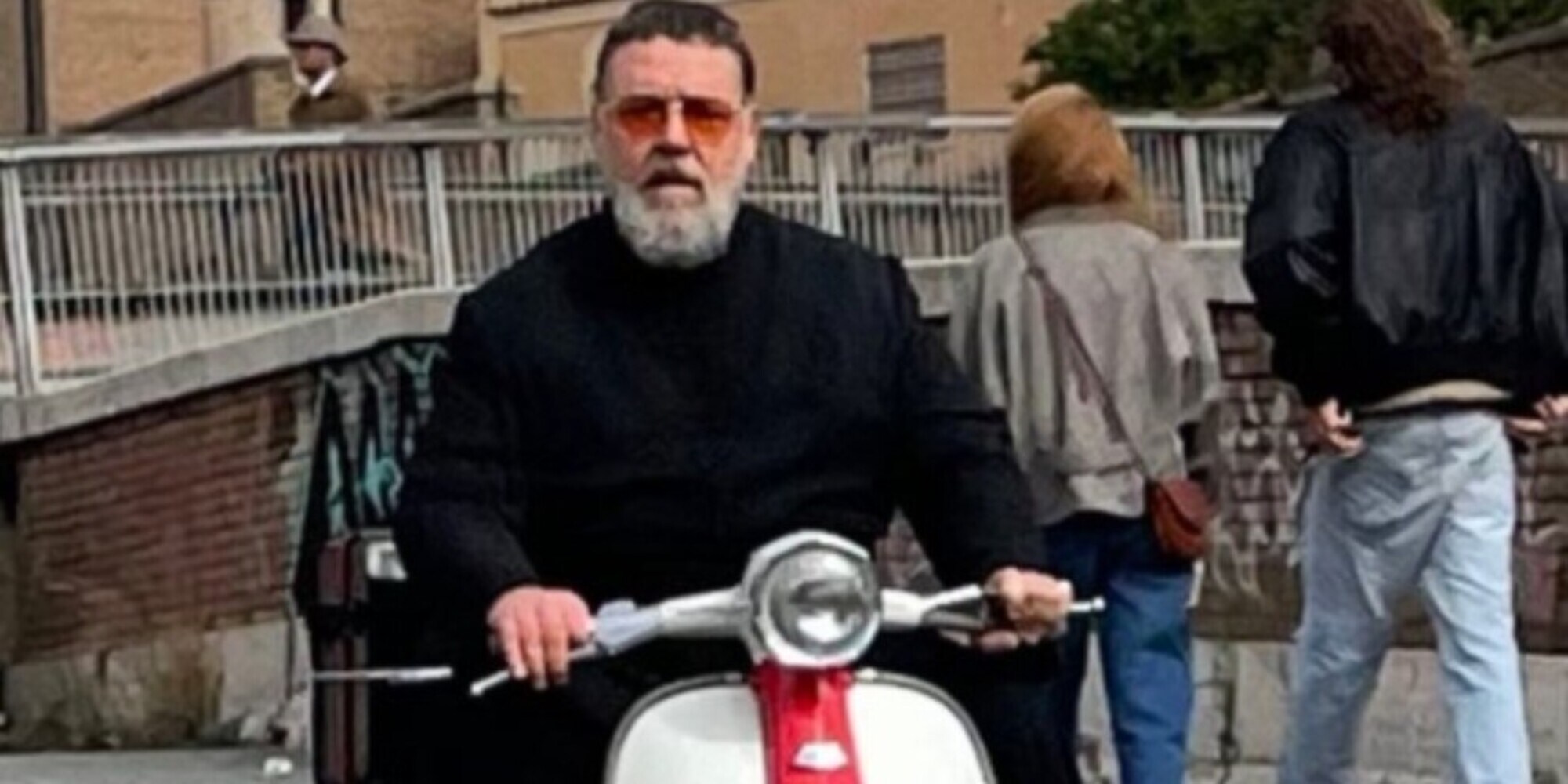 "Il Gladiatore" sulla Lambretta: Russell Crowe a Roma col mitico scooter