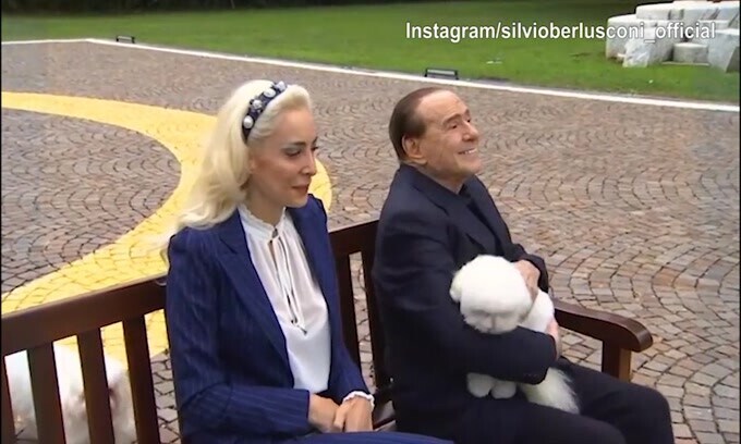 Mongolfiera e cuori, ecco la sorpresa per Berlusconi