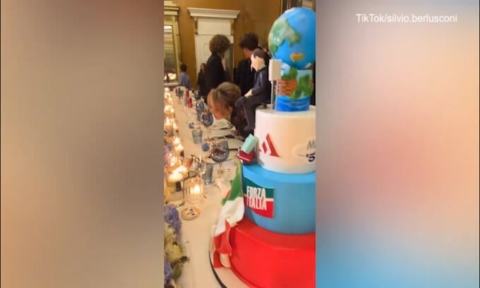 La torta di compleanno di Berlusconi, il video sui social