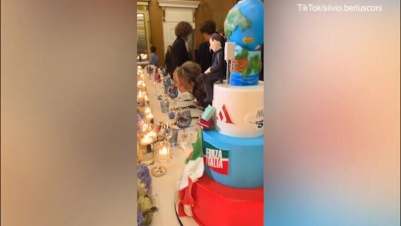 La torta di compleanno di Berlusconi, il video sui social