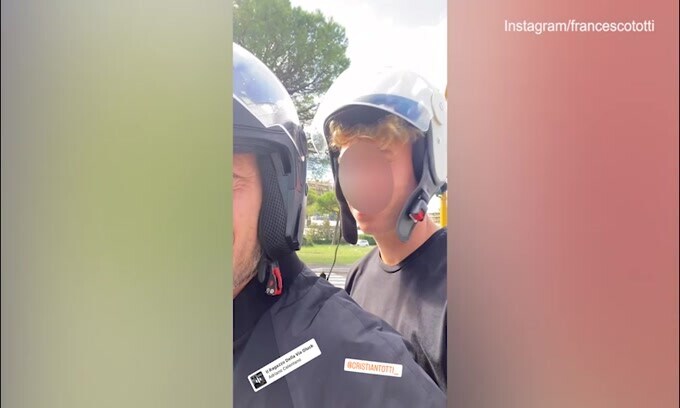 Francesco Totti risponde al gossip sorridendo