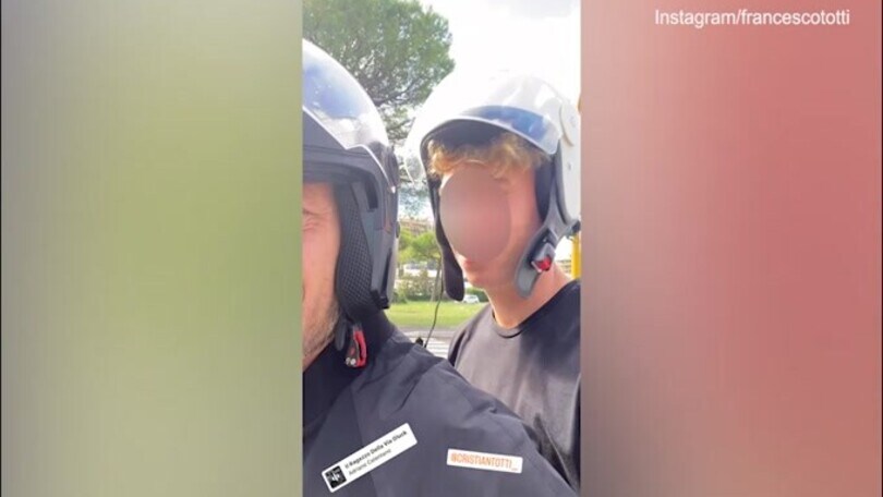 Francesco Totti risponde al gossip sorridendo