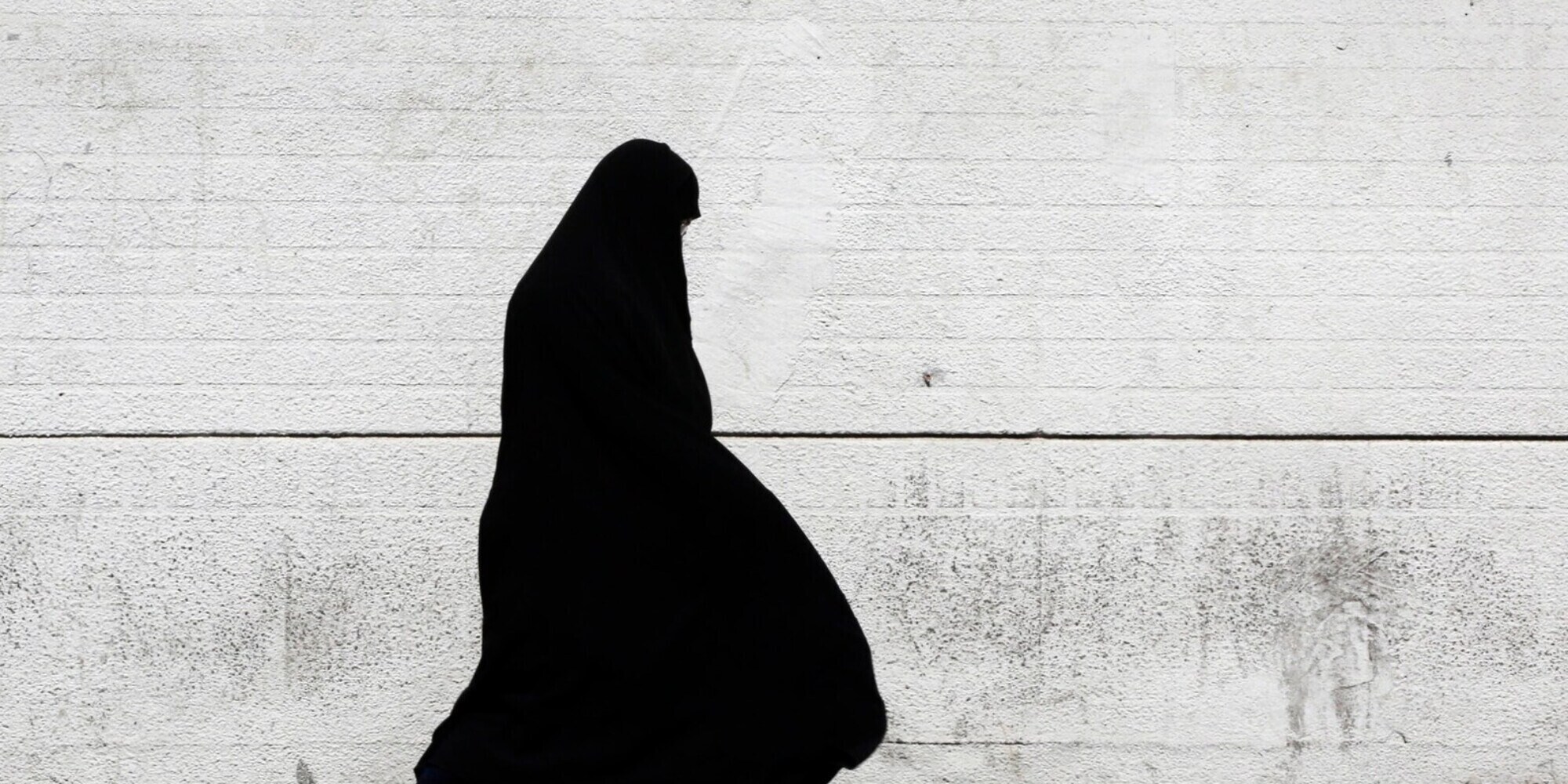 Iran, una donna fa colazione al bar senza velo: arrestata
