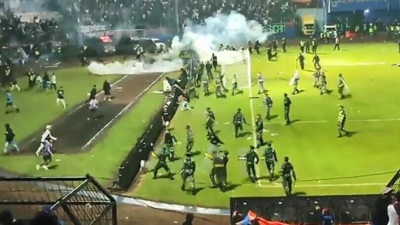 Indonesia sotto shock: scontri allo stadio, oltre 170 i morti