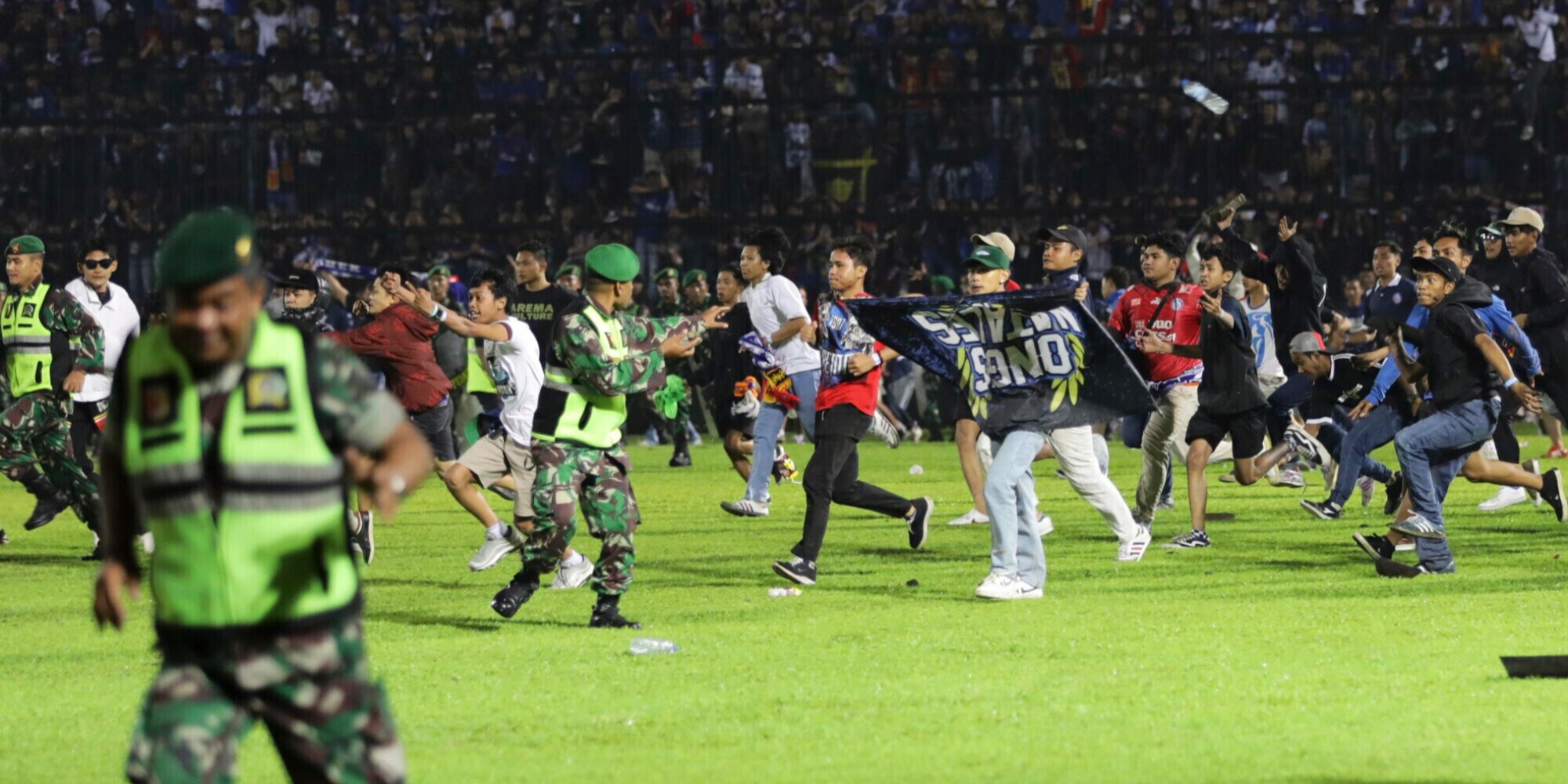 "Chiusi nello spogliatoio, in migliaia volevano ucciderci": Indonesia, il racconto shock di un calciatore