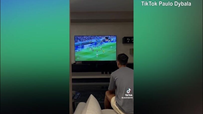 Roma, Paulo Dybala davanti al divano: l'argentino rivede il gol all'Inter