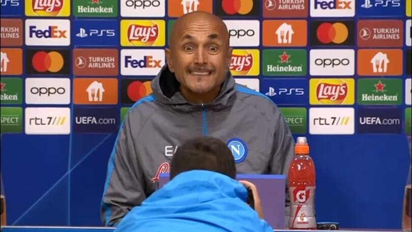 Napoli, Spalletti in posa "spaventa" il fotografo