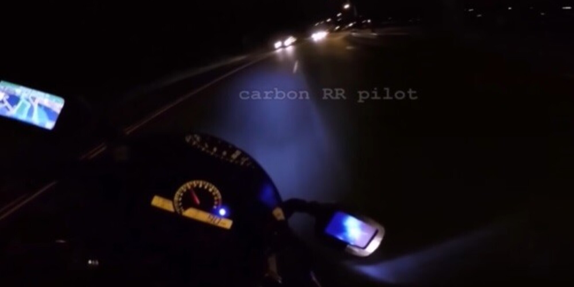 In moto scappa dalla polizia: la fuga in autostrada è a 160 km/h! VIDEO