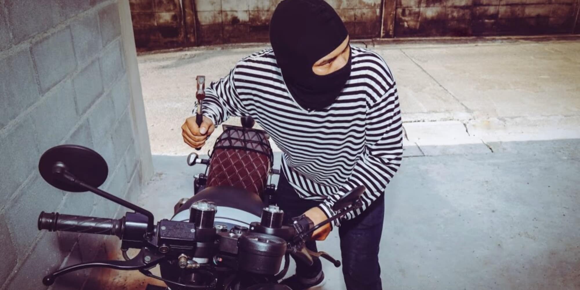 Ruba moto per un valore di 35mila euro: arrestato