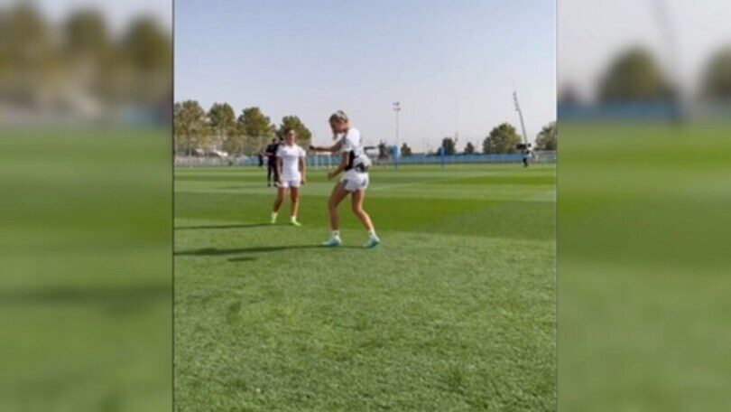 Le due calciatrici danno spettacolo durante l’allenamento