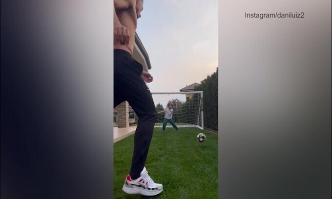 Juve, Danilo si rilassa col figlio