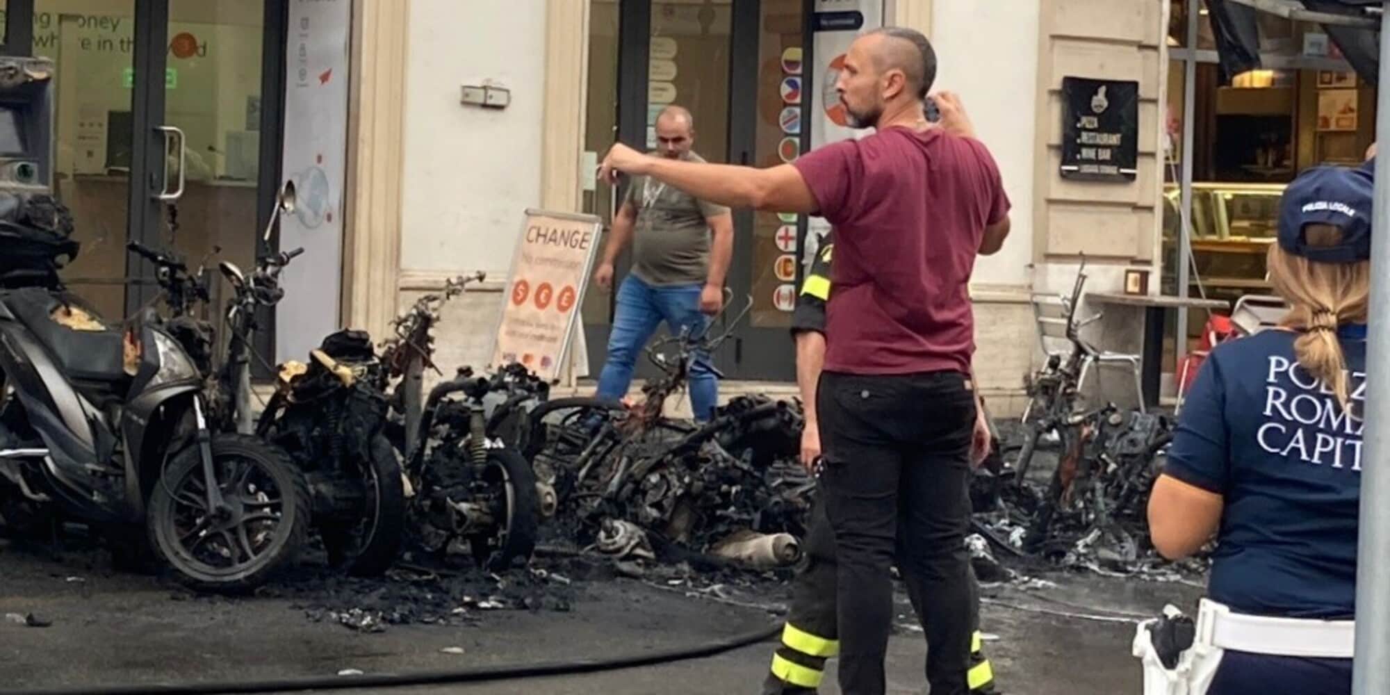 Roma, grave incendio a Termini: bruciati moto e scooter