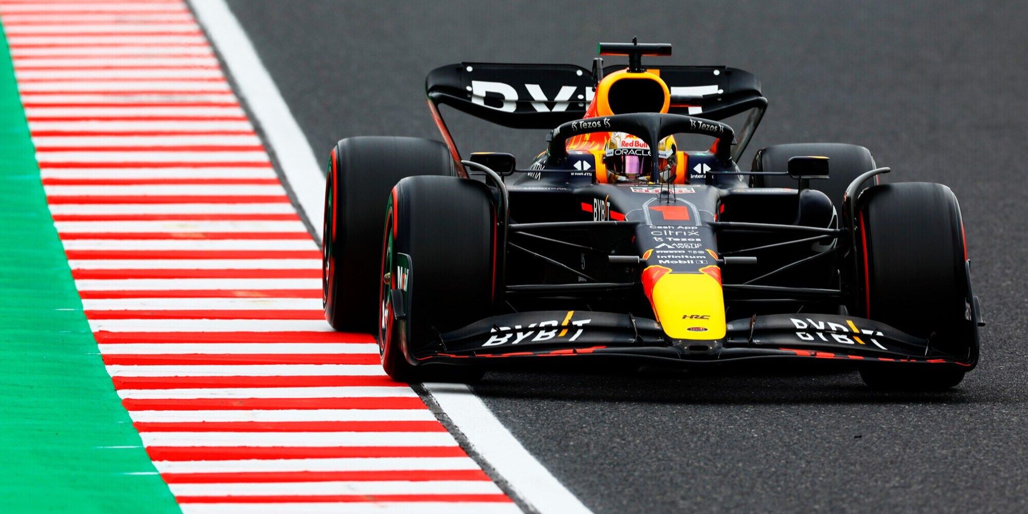 In Giappone Ferrari di Leclerc dietro a Verstappen ma è giallo pole: Red Bull investigata