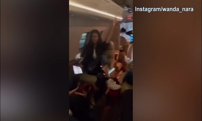Wanda Nara show in volo verso l'Uruguay