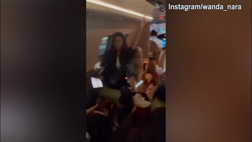 Wanda Nara show in volo verso l'Uruguay