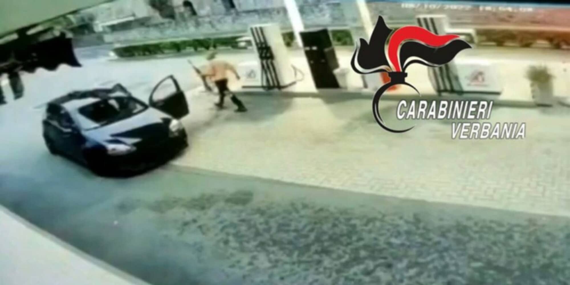 Minaccia automobilisti e sperona 15 auto, poi punta un fucile contro i Carabinieri