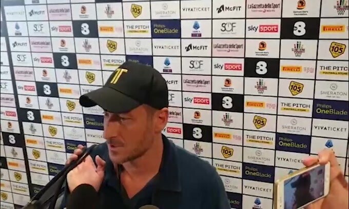 Totti riceve il tapiro d'oro: "Non guardo i social di Ilary"