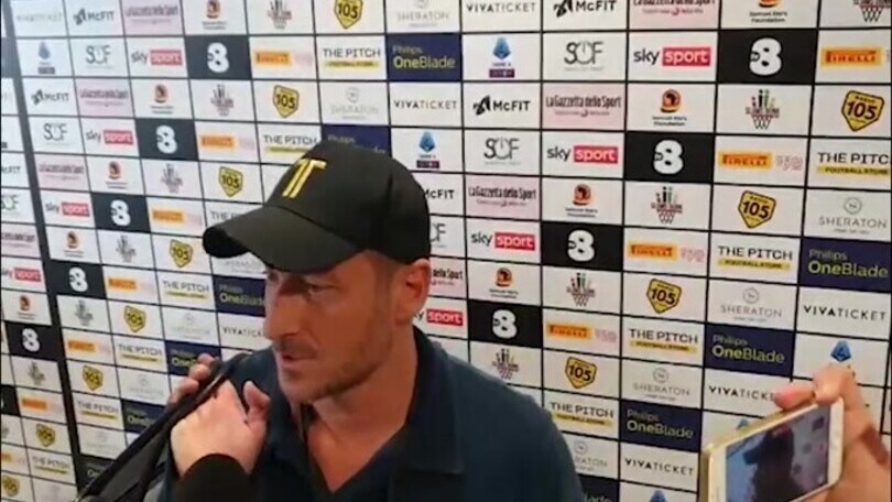 Totti riceve il tapiro d'oro: "Non guardo i social di Ilary"
