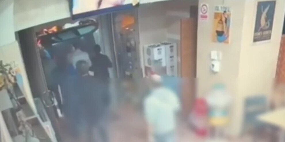 L'auto gli si ribalta vicino e lui se la guarda impassibile