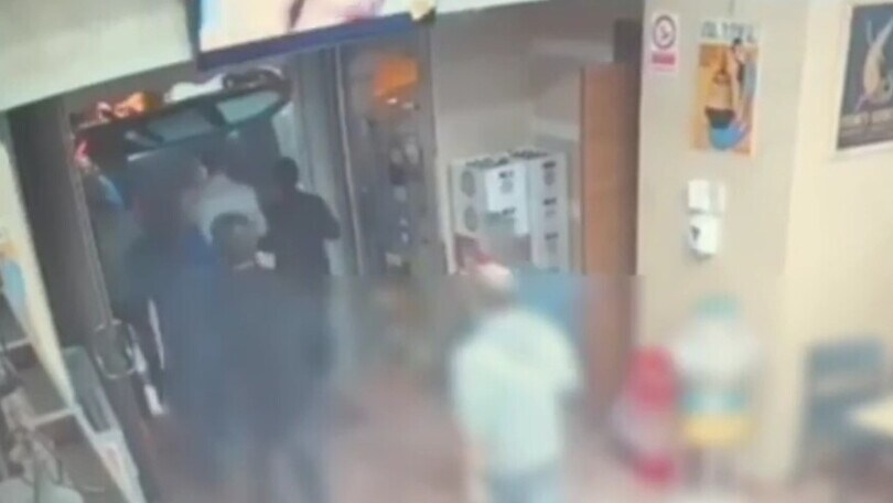L'auto gli si ribalta vicino e lui se la guarda impassibile